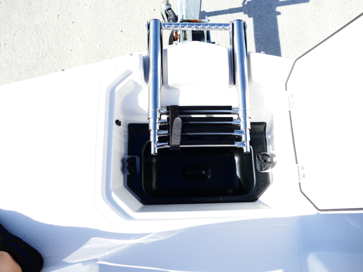 2026 Starcraft SVX 211 OB Deck Boat Carolina Blue #85G