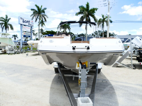 2026 Starcraft SVX 231 OB Deck Boat Burgundy 61F