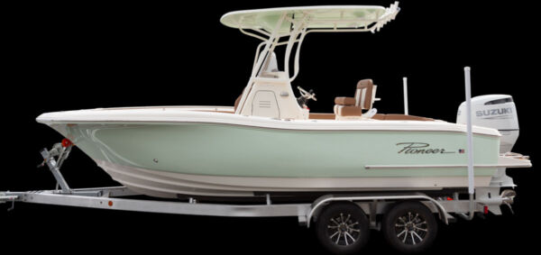 Pioneer-222-Sportfish-–-Center-Console-CC-Layout-Side-View-Brand-Page